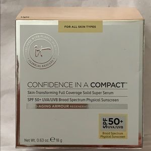 it Cosmetics Confidence in a Compact SPF 50-Light